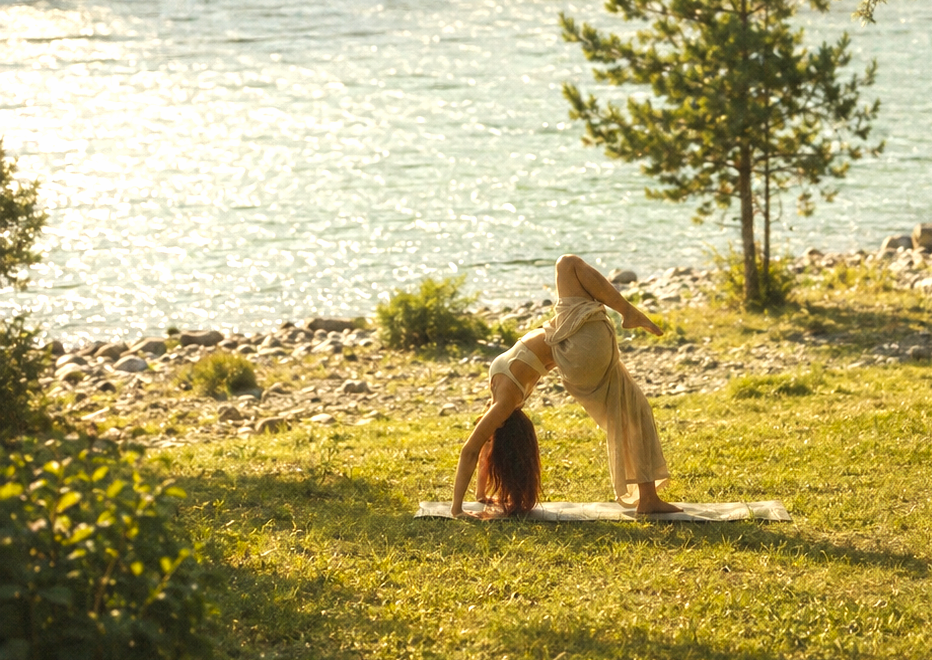 Práctica de yoga junto al río al atardecer
